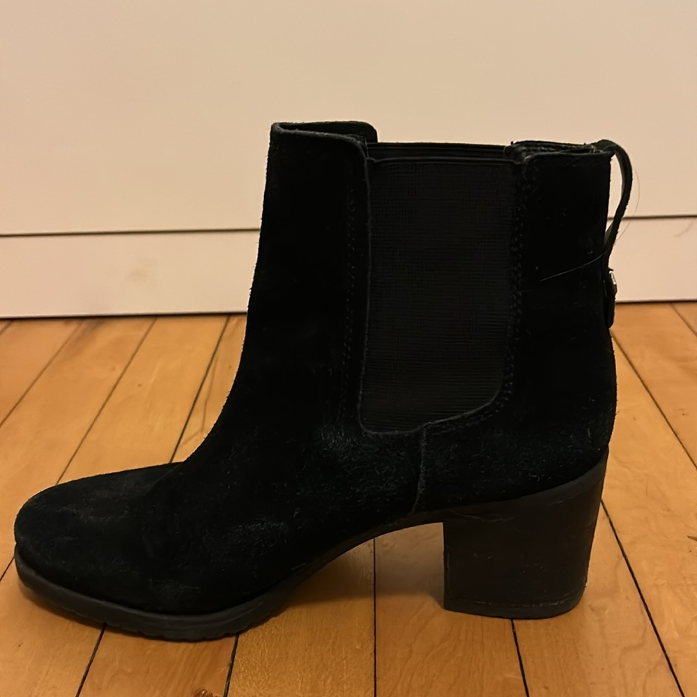 Sam Edelman Chelsea Booties - Size 9